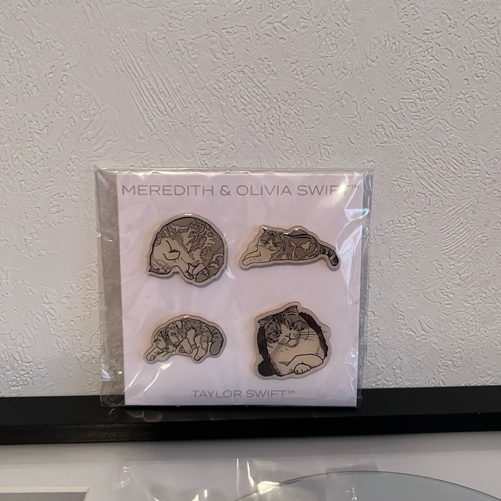 Taylor Swift Meredith & Olivia Swift Pin Set